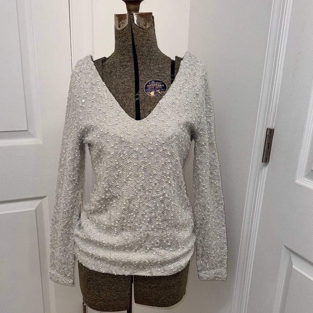 Women’s Elegant Sparkle Textured Jennifer Lopez size Large White V-Neck Sweater